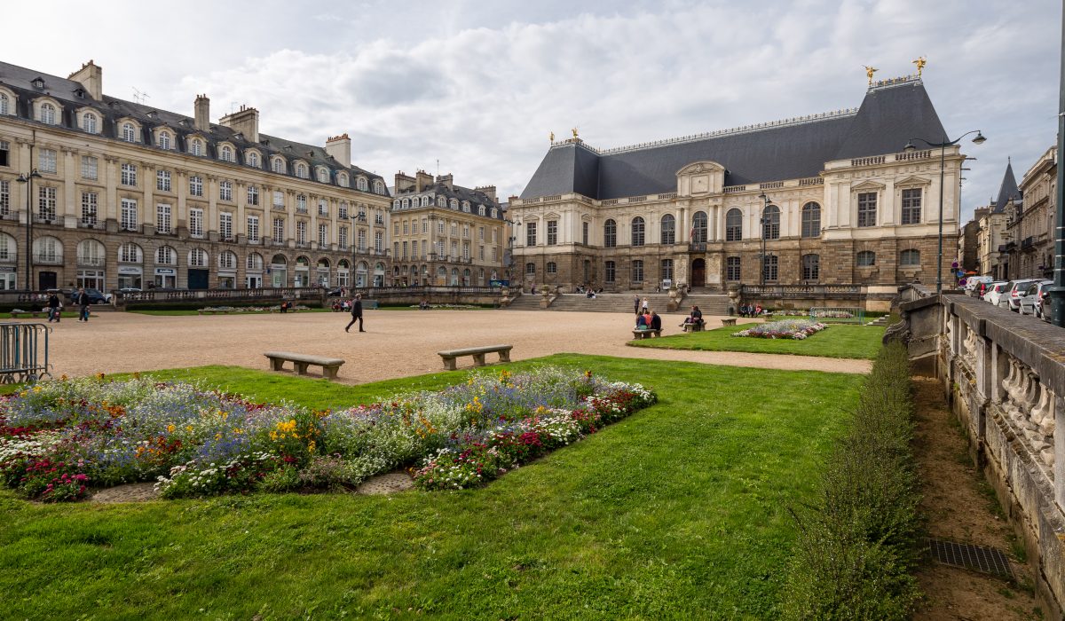 Vue d'ensemble de la place du parlement de Bretagne à Rennes (France), depuis son angle sud-est.