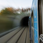 Le train entre dans le tunnel à grande vitesse Le train entre dans le tunnel à grande vitesse