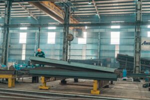 free-photo-of-man-working-in-steel-industry